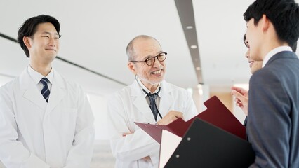 話をする医者と営業職の男性