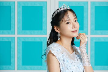 アンティークな背景で撮影をしたドレスを着た若い女性のポートレート © K-Angle