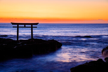 夜明け前の秋の神磯の鳥居　干潮時　茨城県大洗町　Kamiiso-no-torii in autumn...