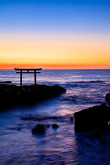 夜明け前の秋の神磯の鳥居　干潮時　茨城県大洗町　Kamiiso-no-torii in autumn...