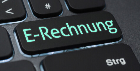 Beleuchtete Tastatur mit einer beschrifteten Taste - E-Rechnung