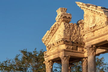 Obraz premium Tetrapylon of Aphrodisias, stone carvings and columns against a clear sky. Close-up image of facade. Geyre, Aydin, Turkey (Turkiye)