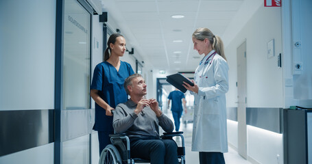 Obraz premium Portrait of a Female Medical Professional Engaging in a Thoughtful Conversation with a Disabled Patient in a Wheelchair, Using a Tablet to Highlight Key Information About His Care. Hospital Hallway