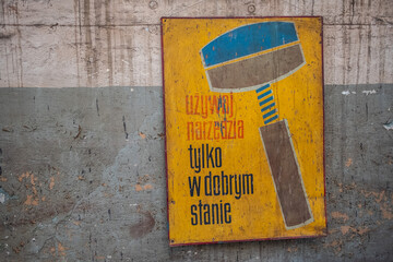 Alte Warntafeln auf dem alten Werftgelände in Danzig