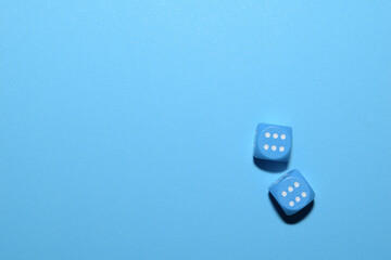 Un fondo azul con dos dados marcando el numero 6.