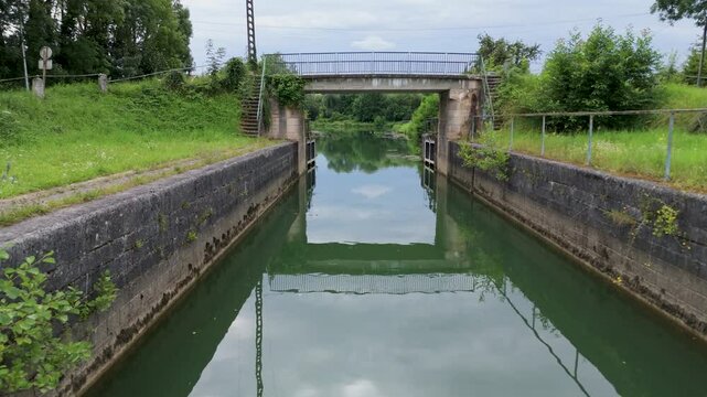 Canal &agrave; Stenay en Meuse - Vue a&eacute;rienne avec travelling avant