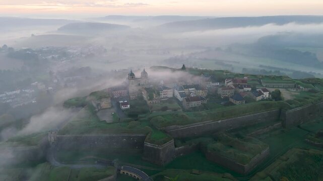 Citadelle de Montm&eacute;dy en Meuse - Vue a&eacute;rienne avec travelling &agrave; droite
