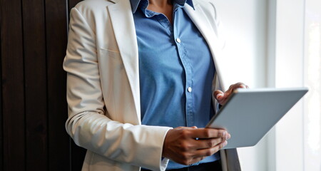 Fototapeta na wymiar Fotografia biznesowa. Zdjęcia stockowe pomagająca w prowadzeniu biznesu. Komputery ekonamia i ludzie. Motywacja komunikatywność jest podstawą sukcesu.