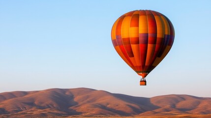 Obraz premium Hot Air Balloon Flight Over Rolling Hills Landscape