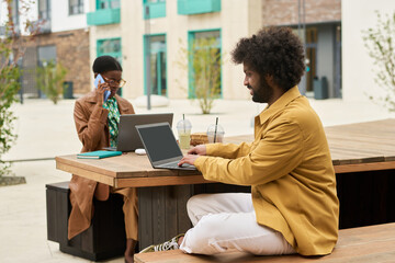 Obraz premium Colleagues Collaborating Outdoors in Urban Setting