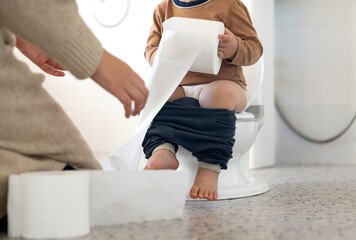 화장실에서 어린이 변기로 엄마와 함께 배변 교육중인 아기 