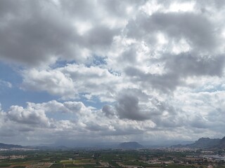 Nubes y campo montaña