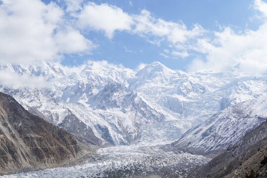 Majestic Nanga Parbat: Snow-Capped Peaks of Pakistan&rsquo;s Alpine Serenity