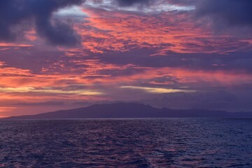 Fototapeta premium Stunning colourful orange sunset over the Pacific Ocean in French Polynesia