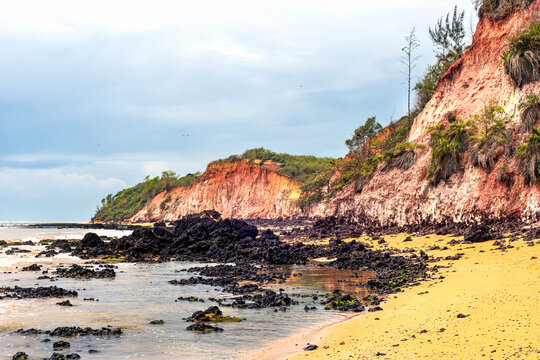 Fal&eacute;sias de Nova Almeida, Serra - ES: Vista deslumbrante das fal&eacute;sias sobre o oceano, em um cen&aacute;rio natural impressionante no litoral do Esp&iacute;rito Santo.