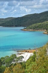 Fototapeta premium The white sandy beaches and turquoise ocean around the Whitsunday islands in Australia