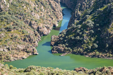 Em meio a montanhas, o rio Douro em Picote, Miranda do Douro, Portugal © LuIvDa