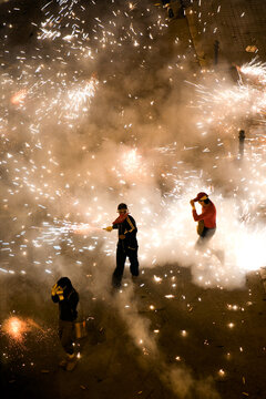Pelea de fuegos artificiales en la nit del alba de Elche