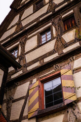 Obraz premium Ein altes Haus neben Blautopf See