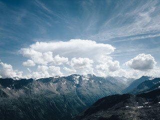Dramatische Wolken &uuml;ber majest&auml;tischen Bergketten