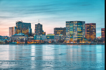 Naklejka premium city skyline at sunset