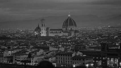 Fototapeta premium A breathtaking black-and-white photograph of Florence’s evening skyline, highlighting the iconic Duomo surrounded by the city’s historic architecture. 