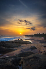 Obraz premium The sunset at the beautiful seaside is a wonderful sight in the evening.