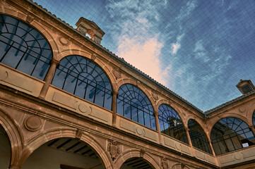 Obraz premium Elegant arched architecture under a bright blue sky