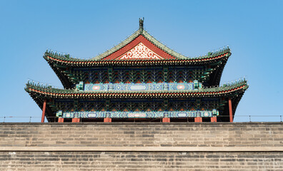 Obraz premium Ornate rooftop of chinese building rising above fortified wall