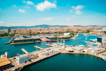 Obraz premium Aerial View of a Scenic Harbor with Cityscape in the Distance on a Sunny Day