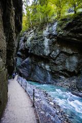 Wilde Fluß mit steine durch den Engpass Partnachklamm in Deutschland