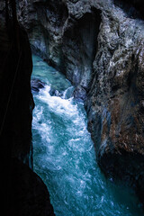 Der Wasserwirbel an wilden Fluß durch den Engpass Partnachklamm in Deutschland
