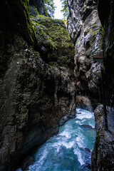 Wilde Fluß mit steine durch den Engpass Partnachklamm in Deutschland