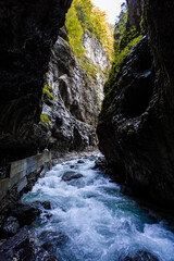 Wilde Fluß mit steine durch den Engpass Partnachklamm in Deutschland