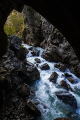 Wilde Fluß mit steine durch den Engpass Partnachklamm in Deutschland
