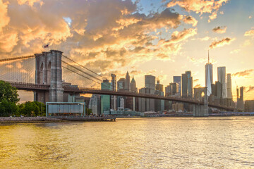 Fototapeta premium the historic Brooklyn Bridge and the skyline during sunset