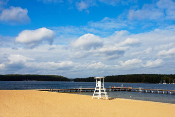 Wieża ratownicza, plaża miejska w Olsztynie, Polska, Lifeguard tower, city beach in Olsztyn, Poland © 123108 Aneta