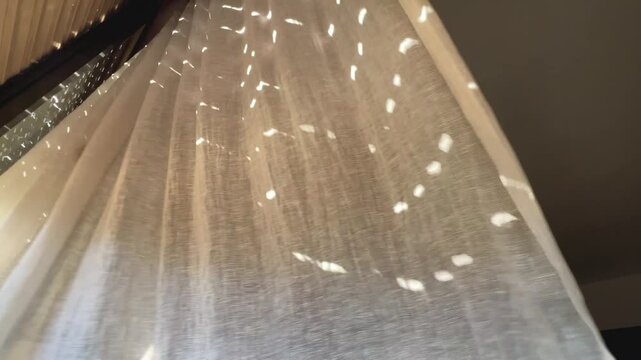 Interior casa. Cortinas movi&eacute;ndose al viento. Tarde de verano.