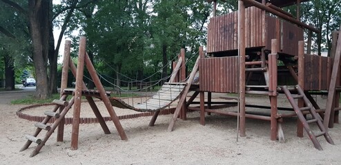 drewniany plac zabaw dla dzieci © Miroslaw