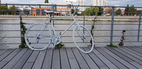 Rower przywiązany nad rzeką do barierki © Miroslaw