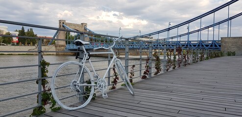 Rower przywiązany nad rzeką do barierki © Miroslaw