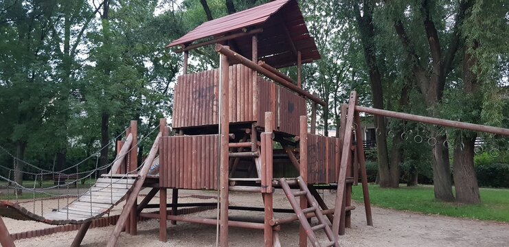 drewniany plac zabaw dla dzieci