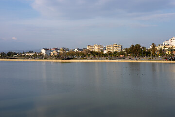Fototapeta premium Beautiful waterfront view showcasing a serene shoreline and cityscape during golden hour