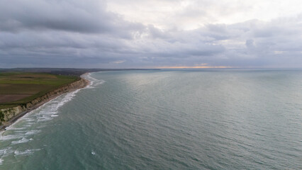 C&ocirc;te d&eacute;coup&eacute;e sous un ciel mena&ccedil;ant