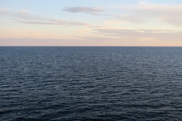 Obraz premium Über dem Skagerrak geht an diesem Sommerabend die Sonne langsam unter. Über dem Horizont ist bereits das beginnende Abendrot vom Sonnendeck einer Fähre von Oslo nach Kopenhagen zu sehen.