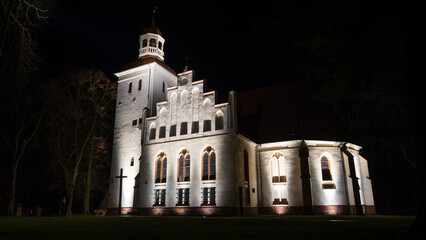 Oświetlony kościół katolicki nocą © Mateusz