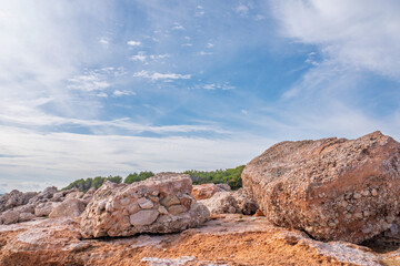 Fototapeta premium Am Ufer des Mittelmeers im Naturpark Serra d'Irta bei Alcossebre, Provinz Castellón, Autonome Gemeinschaft Valencia, Spanien