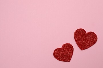 Fototapeta premium Red hearts on pink background