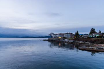 Obraz premium Tranquil Waterfront View of Sidney on Vancouver Island at Dusk