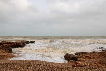 Stürmischer Tag am Mittelmeer im Naturpark Serra d'Irta in der Nähe von Alcossebre, Provinz...